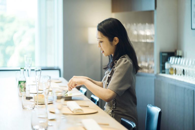 「見た目も華やかでテンションが上がります!」と岡田さん。 Restaurant TOYO Tokyo 日比谷