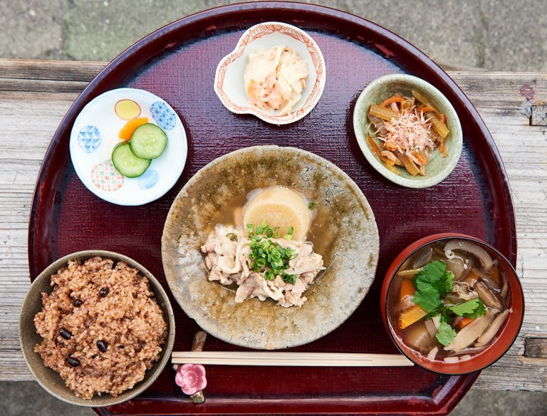 「一汁三菜ハレ箱膳定食」1,100円(税込) s_DSC1186_atari-768x584