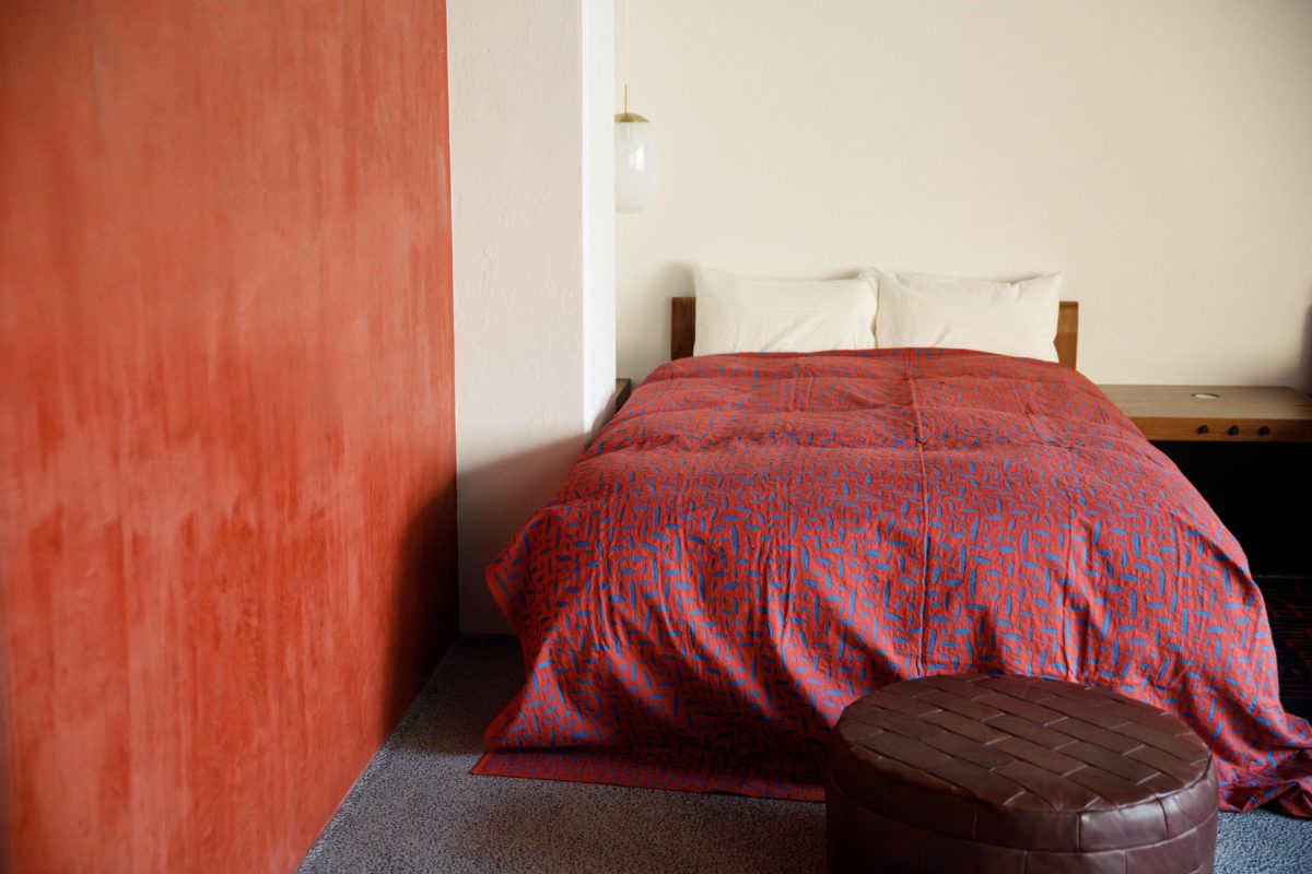 2～4階はホテルスペース。レッド、ブルー、グレーと部屋ごとに異なる色づかいで雰囲気もがらりと変わる。〈ババグーリ〉のベッドカバーに包まれるのも心地よい時間。