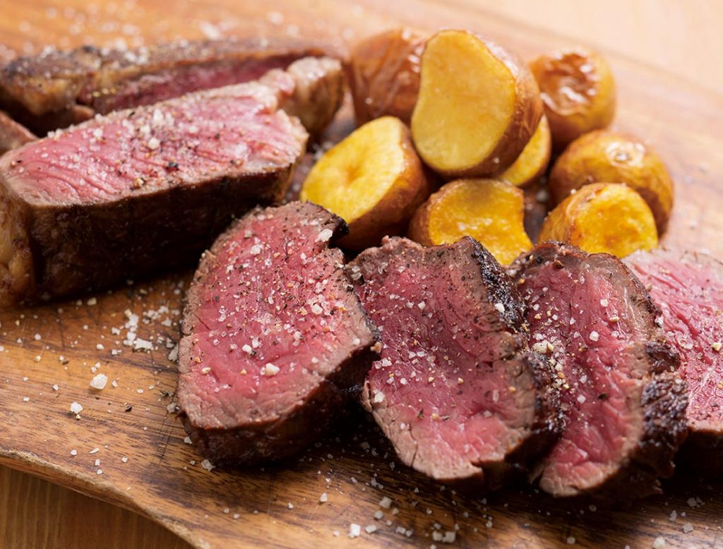 「サカエヤさんの熟成肉 リブロース」100g 2,200円、「ランプ」100g 2,100円(写真は各200g) DMA-_93A0055-1