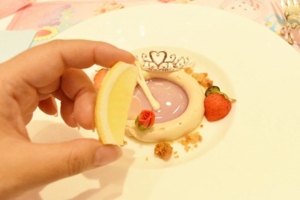 ハーブティーのマロウを使用したデザートは、レモンで色の変化も楽しめます。 DSC_0076