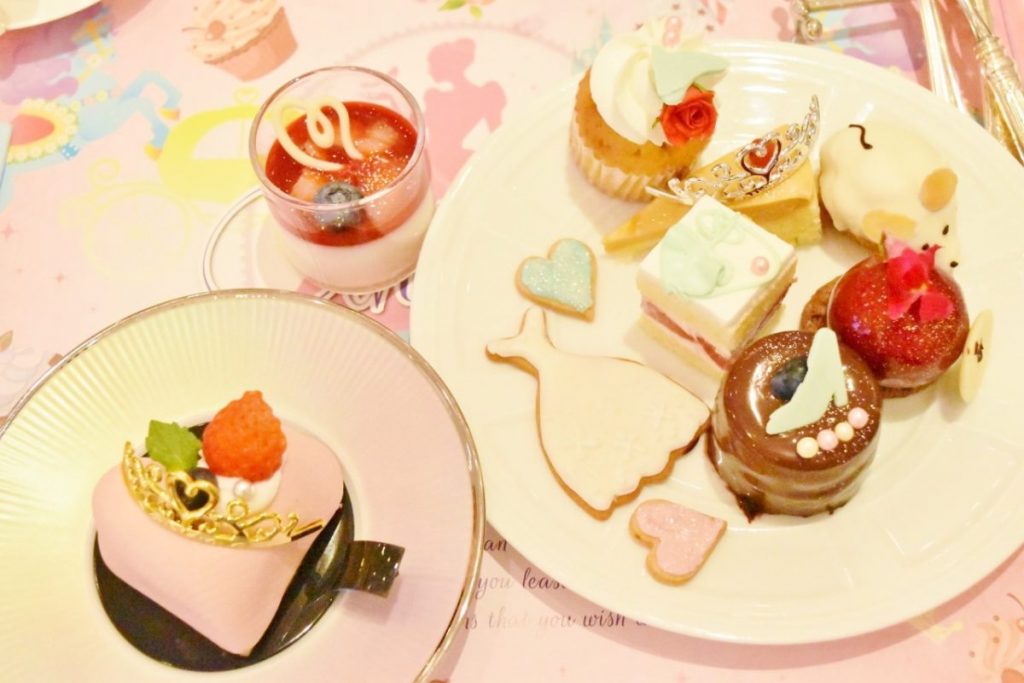 1つ1つのデザートがカワイイから普通に盛っても可愛く仕上がる♪ DSC_0090