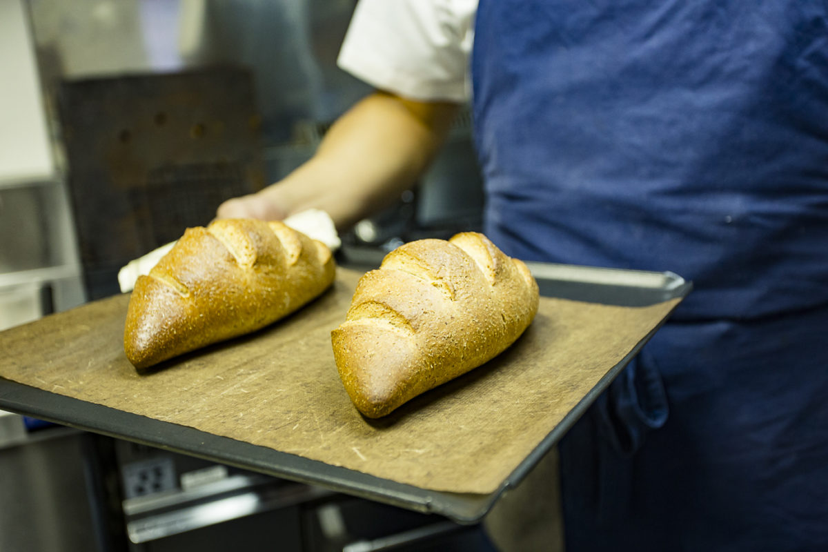 自家製ヨーグルト酵母パンは購入可、1/2本330円