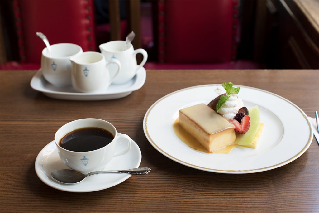 外観の赤レンガを模した創業以来の看板デザート、十番館プディングロワイヤル850円。ブレンドコーヒー630円 MG_0770