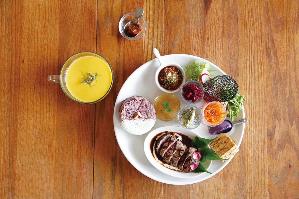 彩り豊かなプレートランチが楽しめる 石垣島 のおすすめカフェとは Food Hanako Tokyo