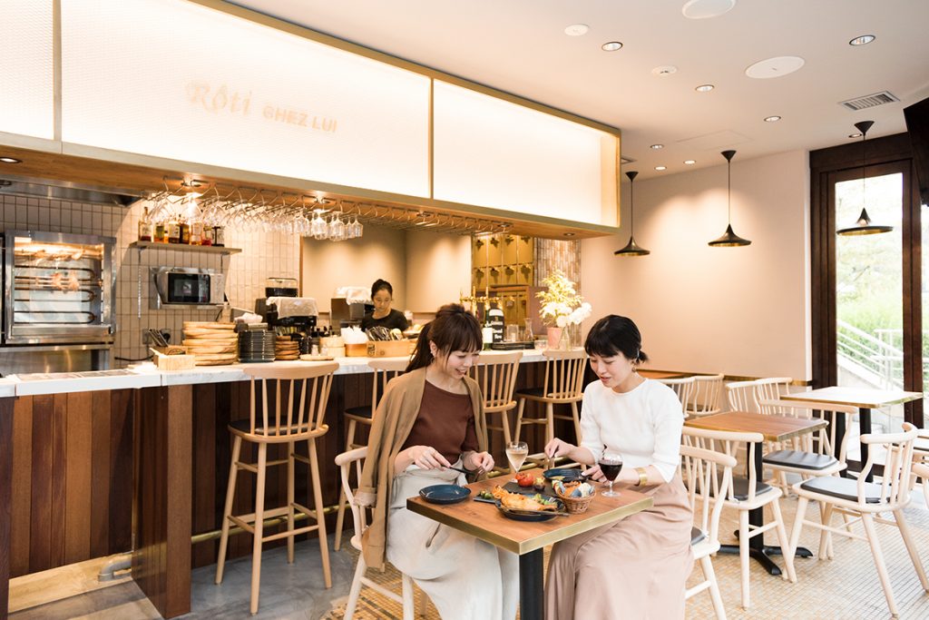 左から、池上明花さん、小山怜子さん。 代官山 Rôti CHEZ LUI