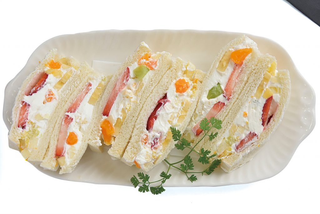 6~7種類のフルーツと甘さ控えめの生クリームがたっぷり。食べ応え十分。「フルーツサンド」750円(税込) petit_0030atari