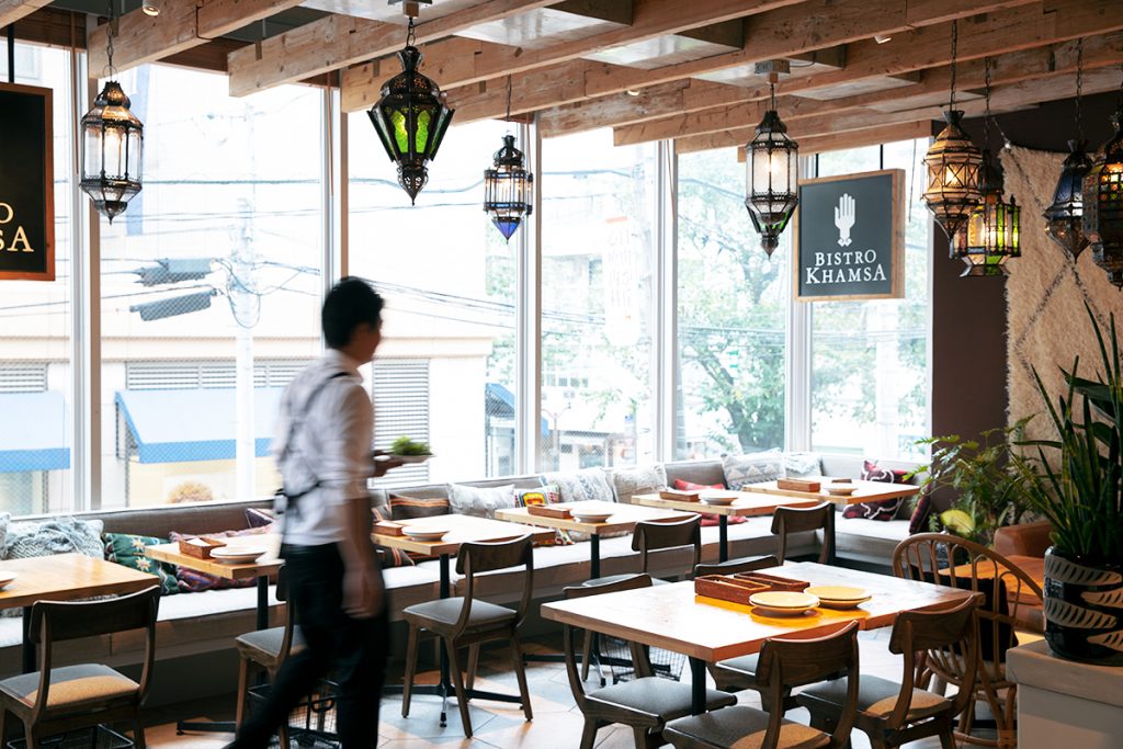 内装はインテリアショップ〈unico〉がプロデュース。席数が多く、貸し切りパーティにも対応。 BISTRO KHAMSA 自由が丘