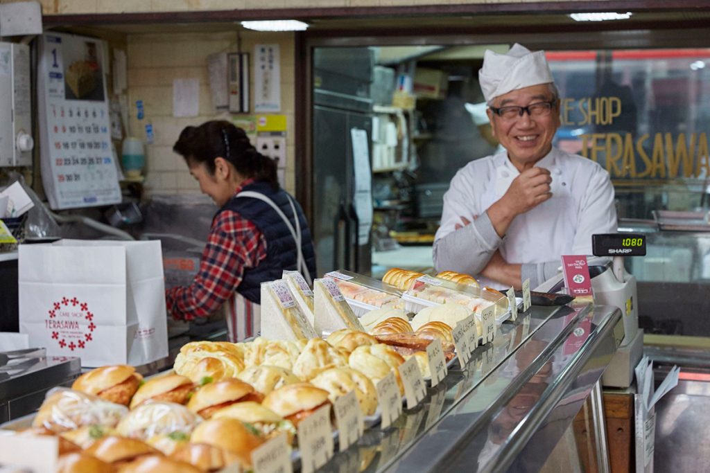 店主の寺澤長晴さん(写真右)いわく「安心して食べられるものにしたいから、ショートニングは一切使わずバターのみで作っています」。結婚前に、妻・実栄子さん(写真左)へコロネをプレゼントしたというチャーミングな一面も。 W5A4773