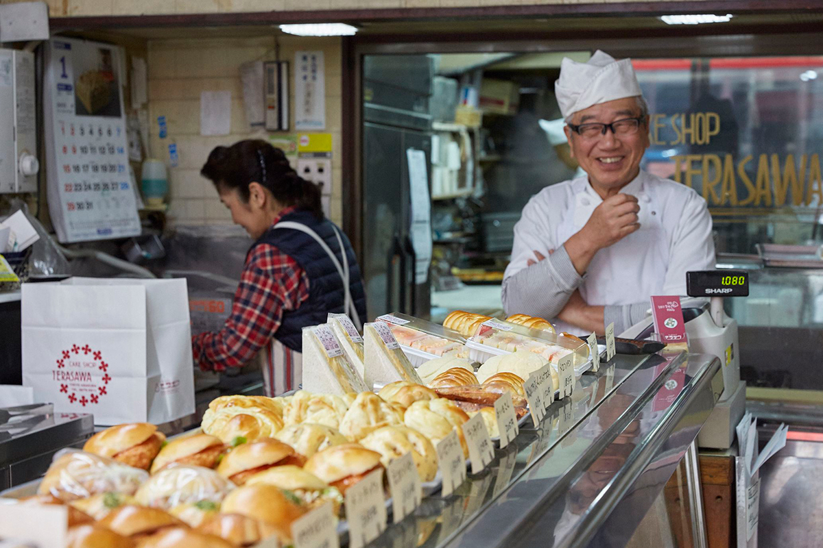 店主の寺澤長晴さん（写真右）いわく「安心して食べられるものにしたいから、ショートニングは一切使わずバターのみで作っています」。結婚前に、妻・実栄子さん（写真左）へコロネをプレゼントしたというチャーミングな一面も。