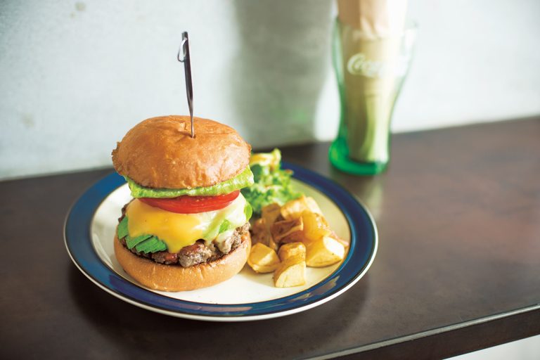 チェダーチーズとモッツァレラのハーフ&ハーフ(1,200円)にアボカド(200円)をトッピング。 DSC_80251