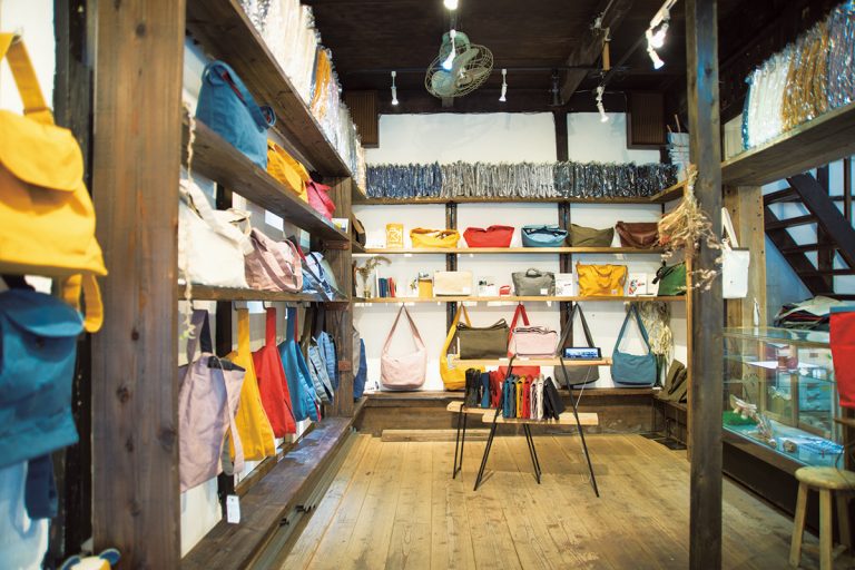 元は眼鏡屋さんだった店舗をリノベートした。 DSC_7918