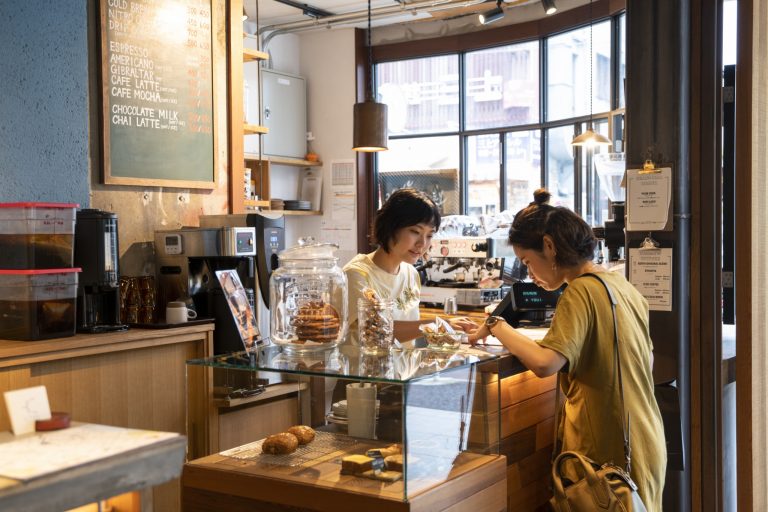 外国人にも人気 日本橋のホステルのカフェ バーが 使い勝手抜群でおすすめ Food Hanako Tokyo