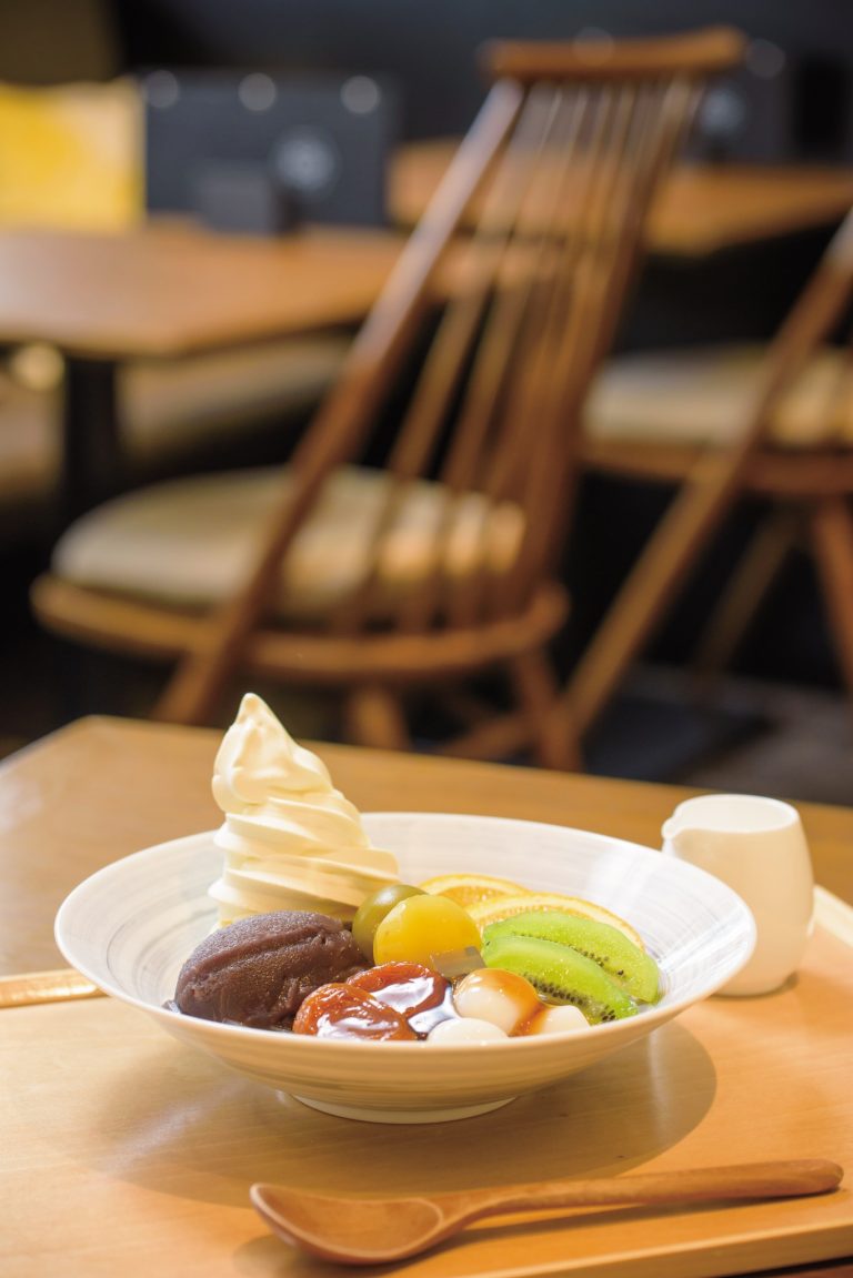 特製あんこがおいしいクリームあんみつは〈亀屋万年堂茶房〉の常連さんたちも絶賛する老舗の和スイーツ。900円 特製あんこがおいしいクリームあんみつは〈亀屋万年堂茶房〉の常連さんたちも絶賛する老舗の和スイーツ。900円