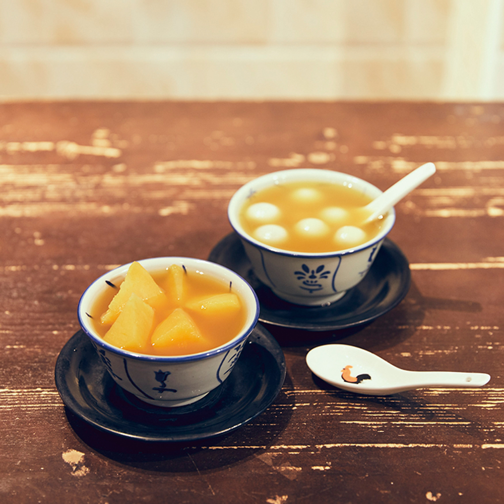 右「寧波薑汁湯丸」、左「金黄蕃薯糖水」（各HK$20）