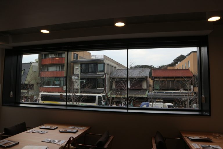 大きな窓からは鎌倉の景色が