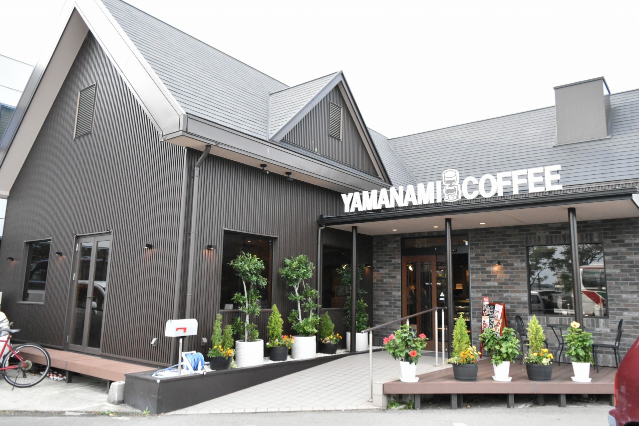 コーヒーにうるさい徳島の人も納得の〈やまなみ珈琲〉は、スイーツも美味しい。