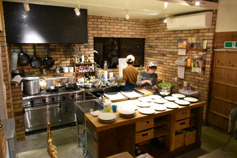 レンガ造りで料理番組のセット並みにオシャレなキッチンは料理人が主役のステージ。