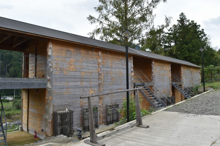 樹齢150年の神山産ヒノキの丸太柱を使用した新築の「宿泊棟」。