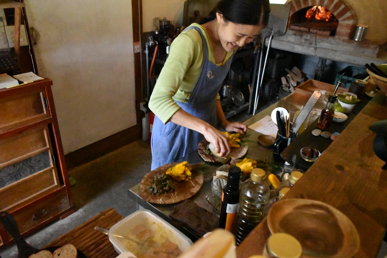 ピザ以外に神山の野菜を使ったお惣菜を作る奥さんの塩田舞さん。