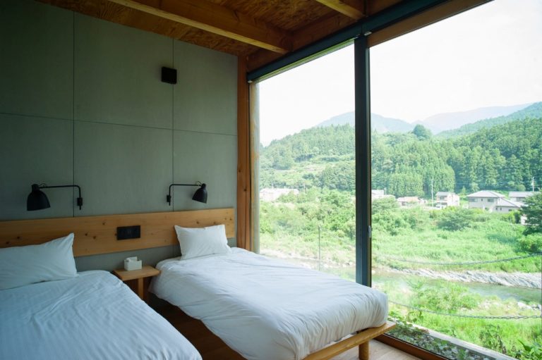 お部屋からは清流「鮎喰川」と山脈が広がり、窓を開けると爽やかな風が吹き込んでくる。