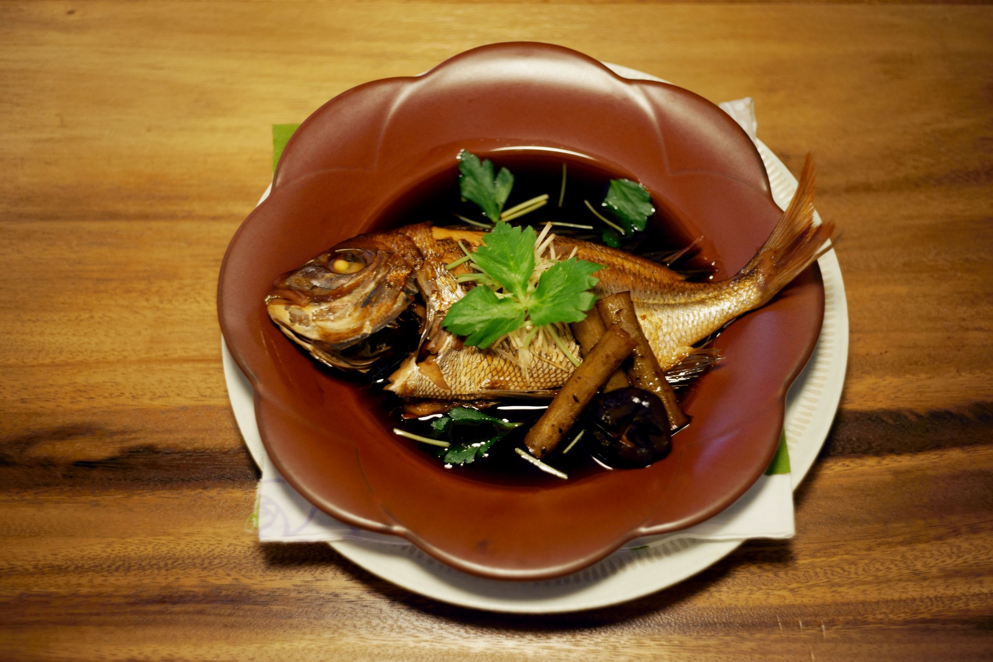 「真鯛の煮付け」2,400円は、純米酒と和三盆を使った上品な味わい。