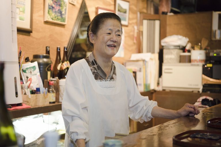 目指すはお客様にとって もうひとつの家 京や 弘子ママのつくる美味しい料理に にっこり スナック女の人生劇場 Hanako Tokyo