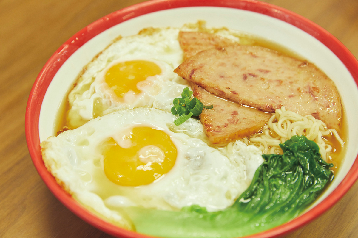 朝食の定番、スパムと目玉焼きののったインスタント麺「雙蛋餐肉公仔麺」（HK$33）