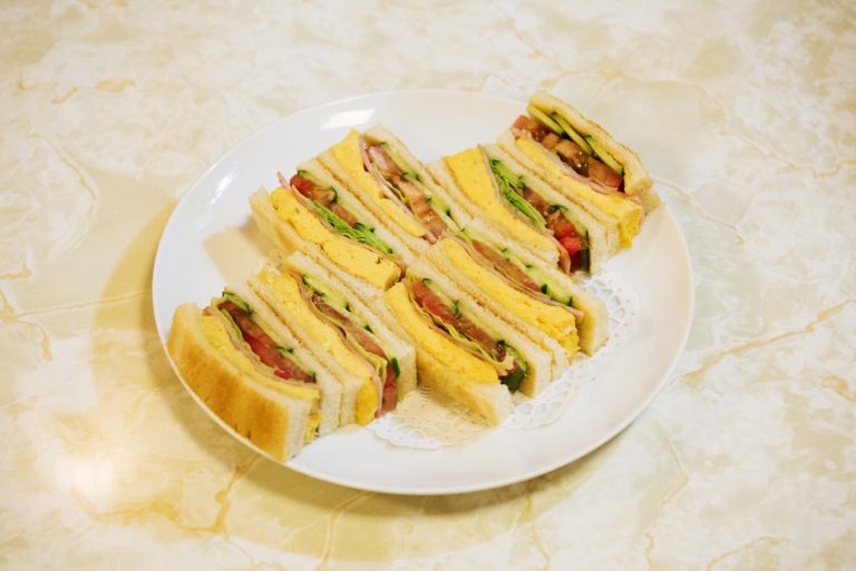 パンはトーストしてある。「スペシャル・サンドゥイッチ」