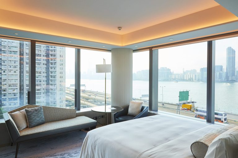 ハーバーの景色が迫力のデラックス・ハーバーフロントは1泊HK$1,900~。 香港 Hotel VIC on the Harbour