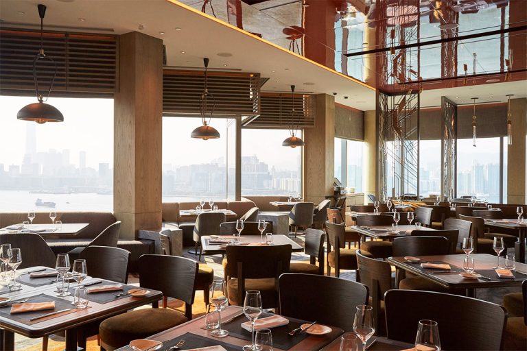 ホテルのメインダイニング〈ファームハウス〉。 香港 Hotel VIC on the Harbour