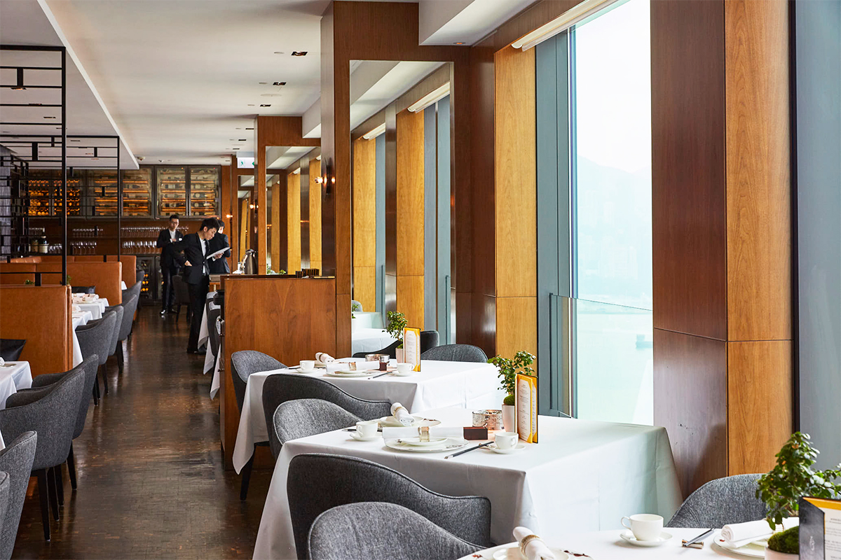 最上階の広東料理店〈天外天〉は、食通に評判の店。インテリアデザインはテレンス・コンラン。