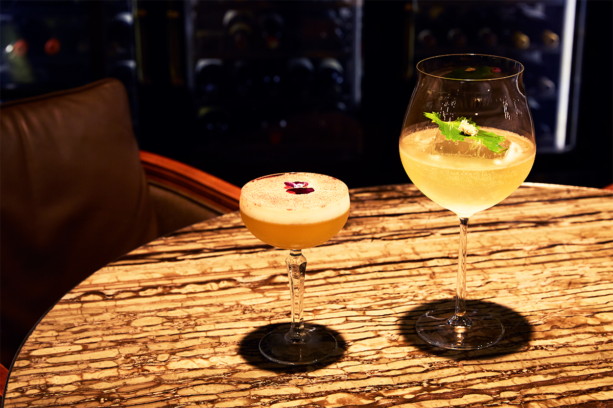 併設のバーではカクテルも。左から、バニラを漬け込んだペルーの蒸留酒がベース「Forbidden Rose」と、バーボンに梅酒やユズが香る「Hanami」各HK$130。