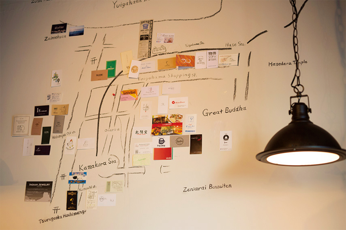 壁に描かれた地図にはお薦めのショップのカードが貼られ、街歩きの参考にも。