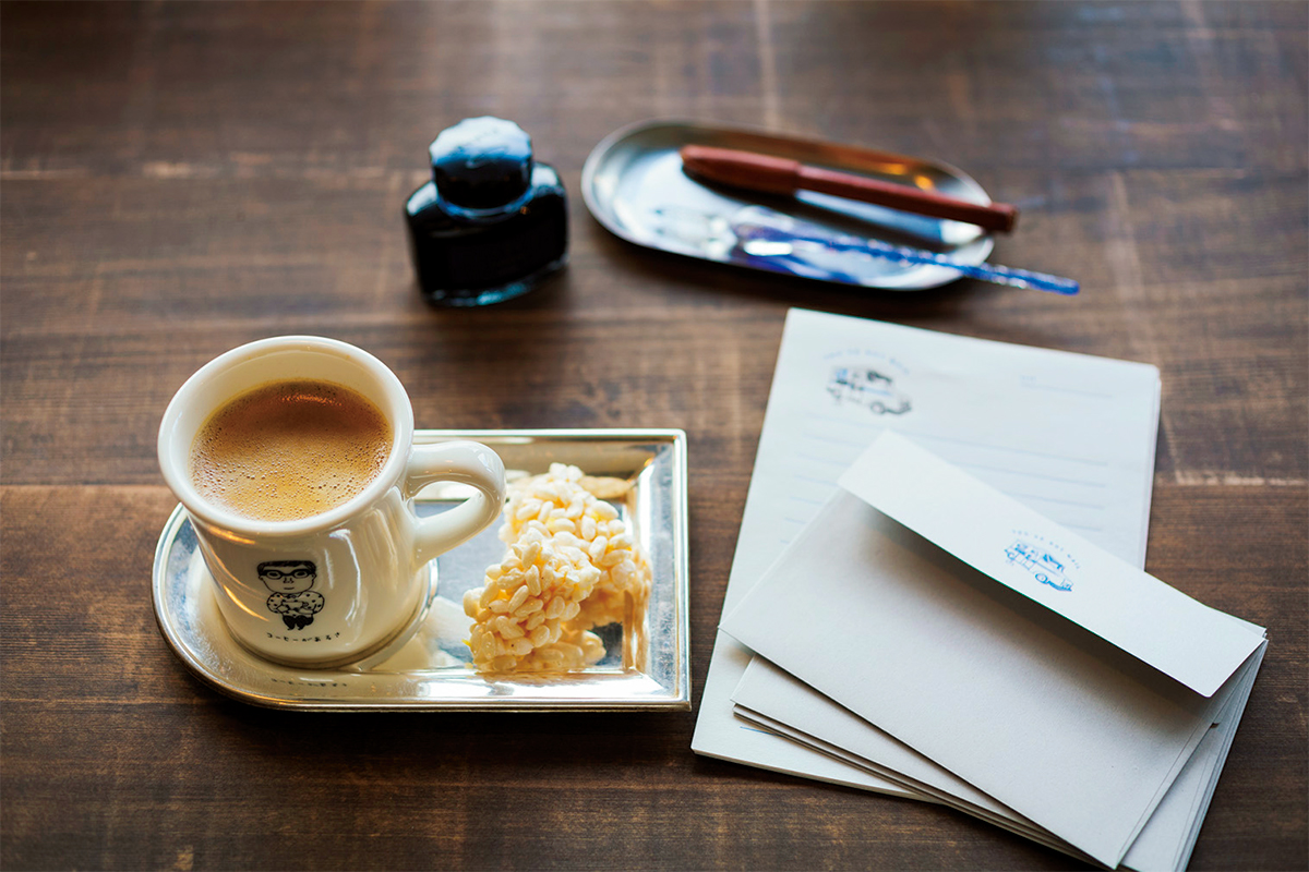 深煎りコーヒー450円に、おやつを添えて。マグカップは人気のイラストレーター・柴田ケイコさんによるおじさんのイラスト付き。