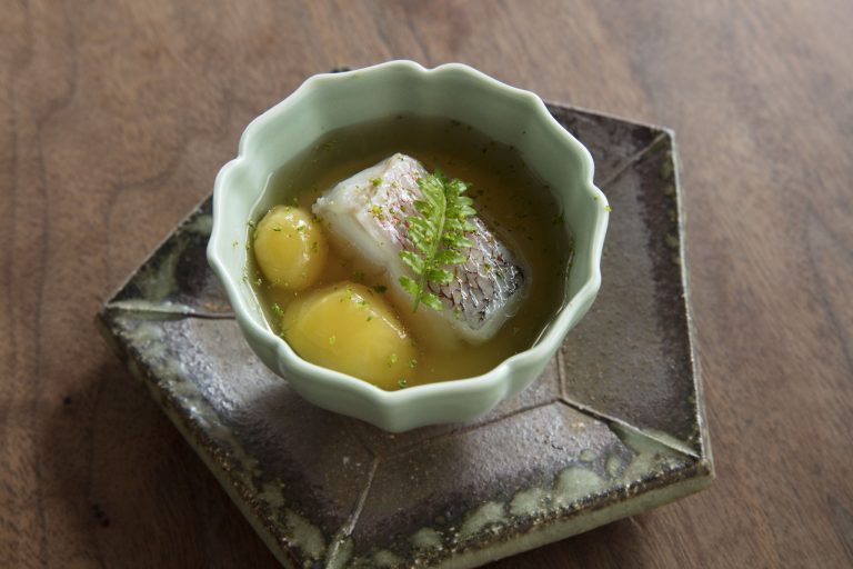 「甘鯛と栗のロワイヤル仕立て」コンソメベースの茶碗蒸しに鰹ダシの銀あん。 O0A1827-768x512