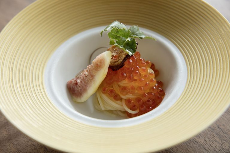 「いくらといちじくの冷たいパスタ」吉野葛でとろみをつけた和のソースを絡めて。 O0A1849-768x512