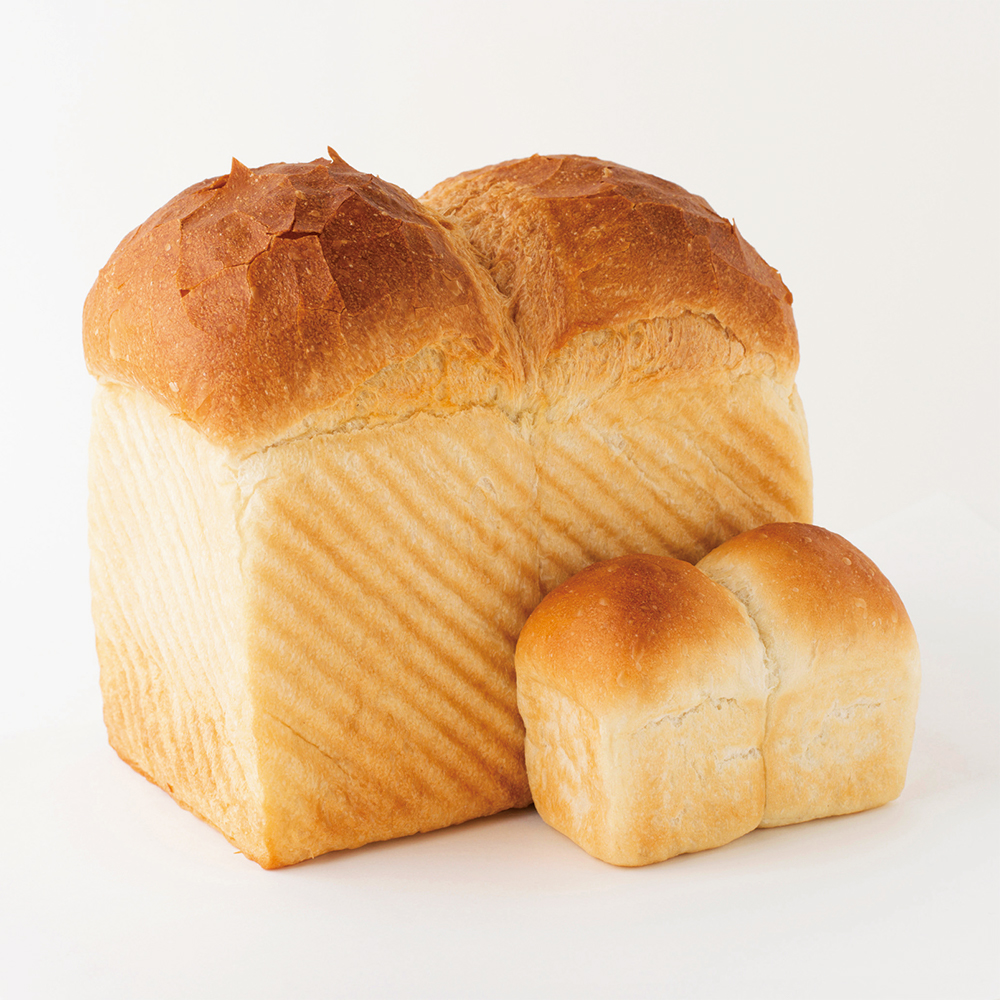 シンプルな生地の「山型食パン」864円（ハーフ432円）。歩きながら食べられる「ミニ食パン」270円（各税込）