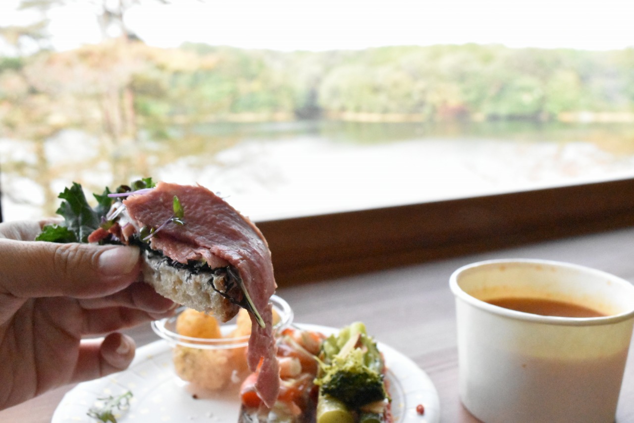レストラン棟からは宮沢湖が一望できる。