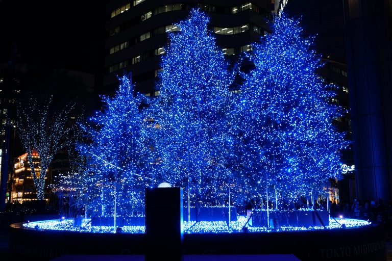 今年開業の 東京ミッドタウン日比谷 で 高さ約8mのクリスマスツリーが点灯 Report Hanako Tokyo
