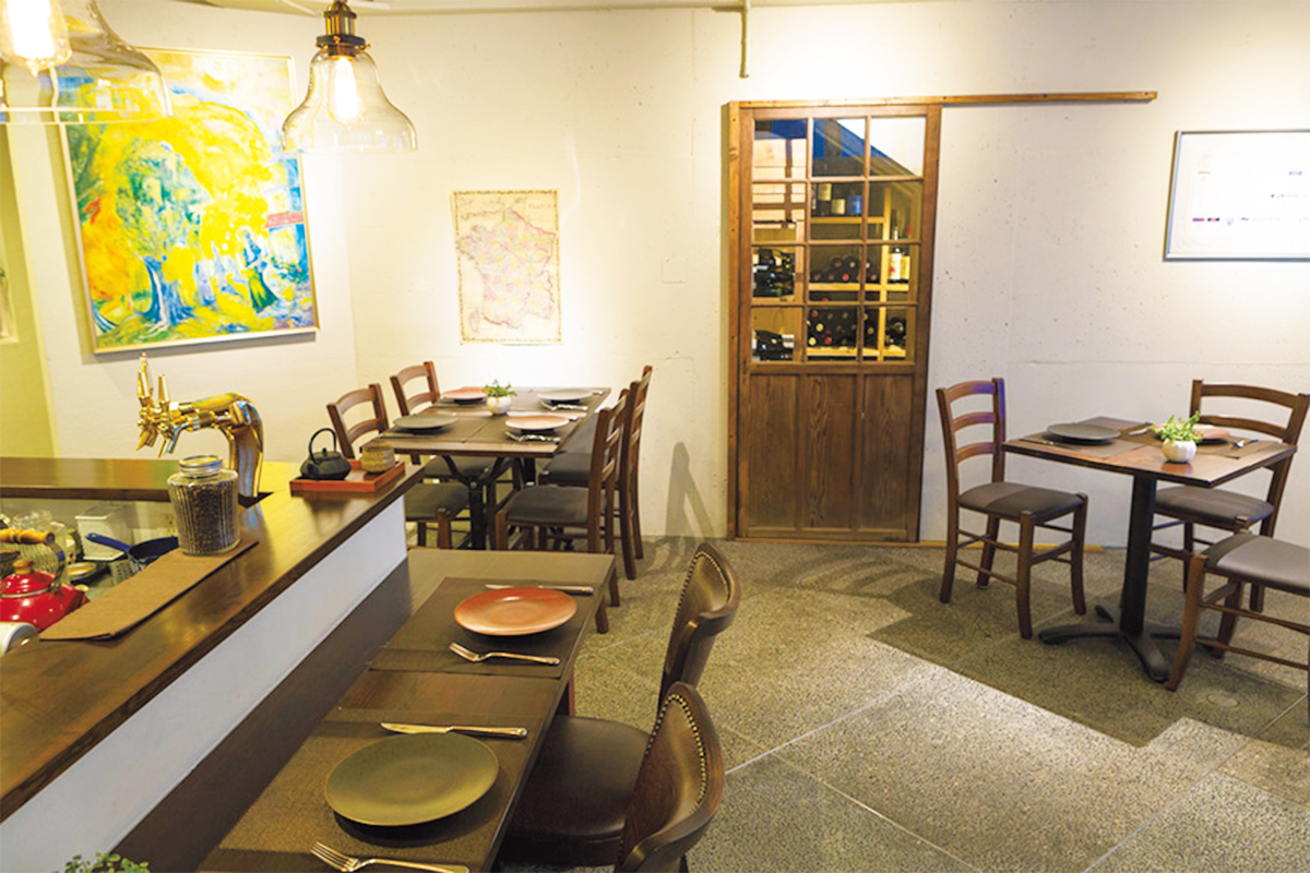格子戸の奥はワインセラー。アンティークの家具を配した店内には鎌倉の風景を描いた水彩画も映え、凛とした中にも心地よい空気感が漂う。