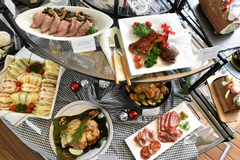 チキンやオードブルなど、お皿に盛るだけでこんなに贅沢なテーブルに! DSC_0837