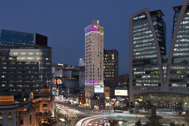 レインボーに光る〈アロフロソウル明洞〉。 Aloft-Seoul-Myeongdong-Exterior-768x512