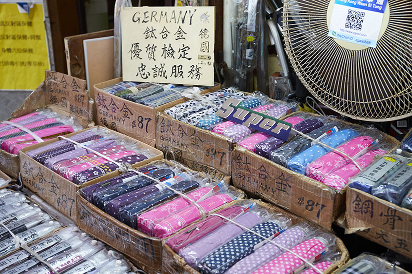 ドイツ製や日本製の折りたたみ傘が並ぶ。