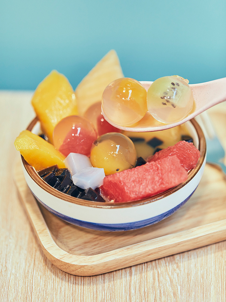 グラスジェリーやナタデココなどの食感が楽しい「水果星球（配芒汁涼粉）」HK$40