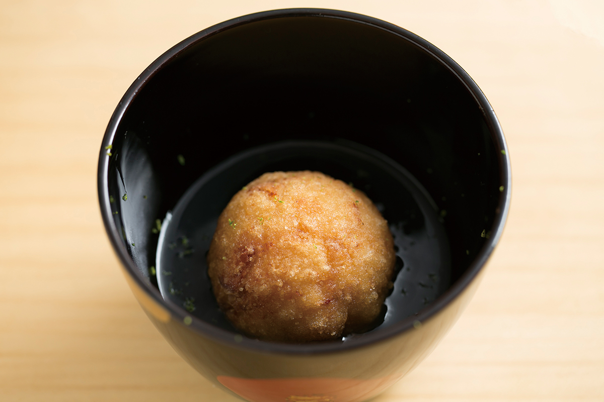 丁寧にだしをひいて作る「松茸里芋饅頭」680円