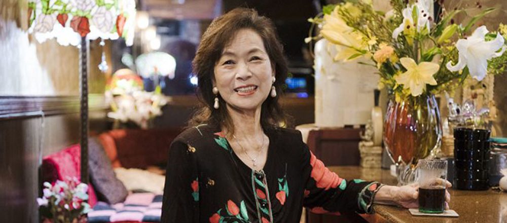 大切な人との別れを越えて。強く美しい〈スナック リリー〉澄子ママが笑顔でいられる秘密って?