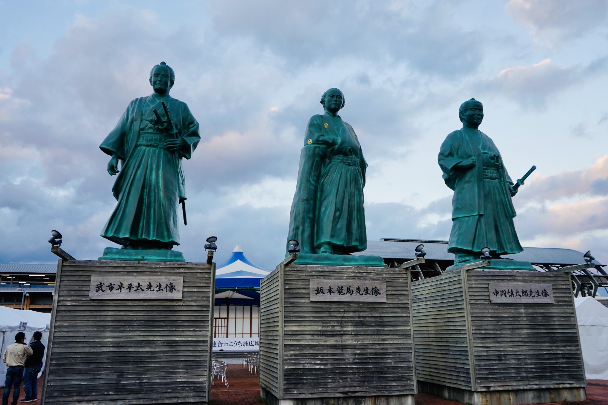 ■高知駅前では、坂本龍馬、中岡慎太郎、武市半平太の銅像が未来を見据えています！