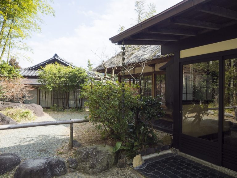 手前が宿の正面玄関。旧東海道沿いの町に大正時代に建てられた茶屋建築の佇まいが美しい。