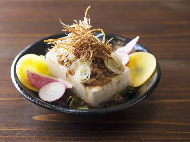 夕食の別注料理「奴麻婆豆腐」650円。紅芯大根や黄ラディッシュなど、根菜と揚げ白髪葱をのせ、旨辛味噌を添えた一品。